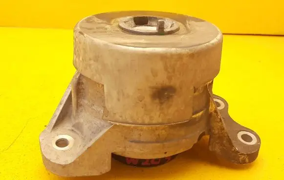 Mercedes-Benz C W205 Engine mounting bracket