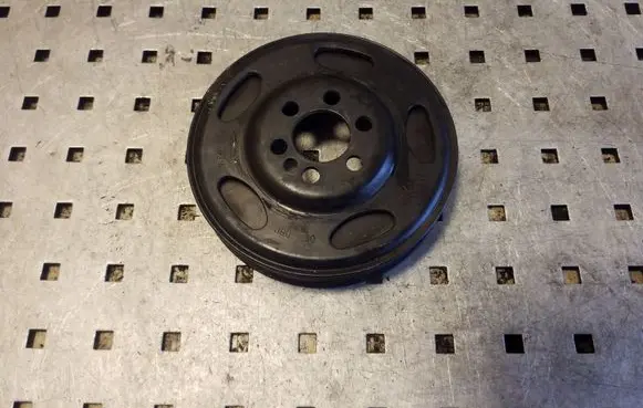 Volkswagen Eos Crankshaft pulley 06F105243J