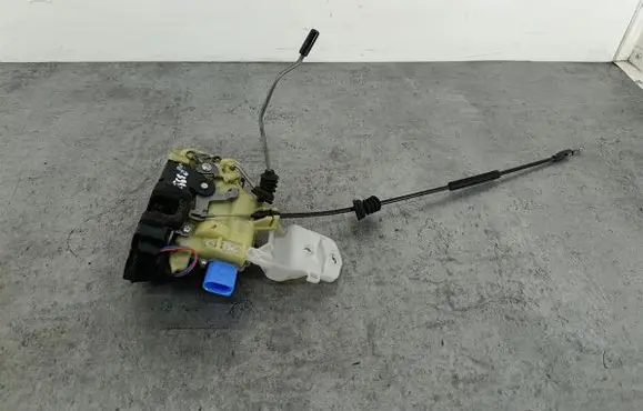 Volkswagen Polo IV 9N3 Front door lock 