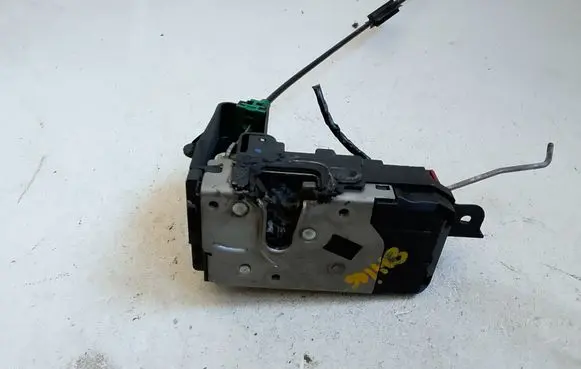 Opel Astra H Front door lock 13210749
