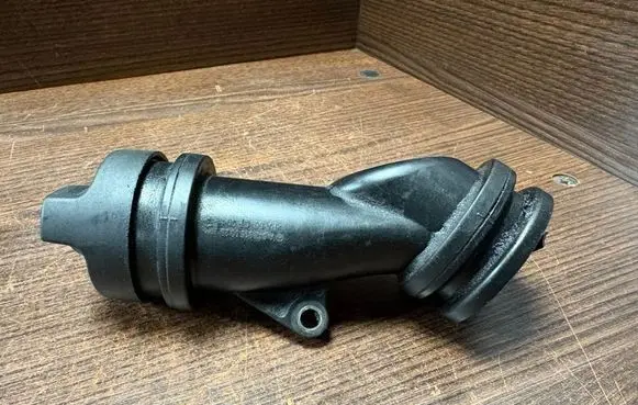Mercedes-Benz Vito Viano W639 Oil fill pipe 6420160029 A6420160029
