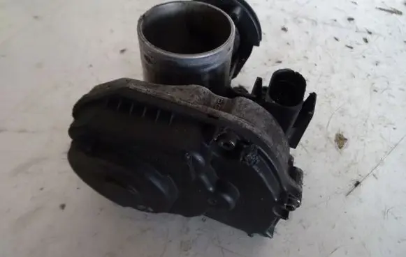 Volkswagen Polo III 6N 6N2 6NF Throttle valve 030133064F