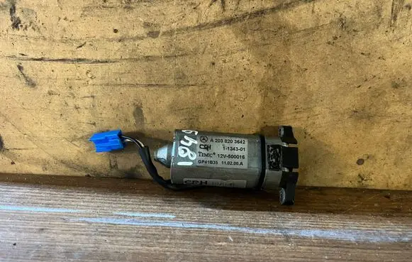 Mercedes-Benz C W203 Seat adjustment motor A2038203642