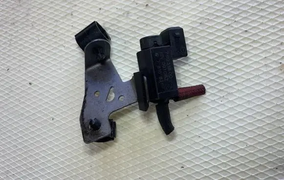 BMW 5 E60 E61 Turbo solenoid valve 70231800 7810831 09T082