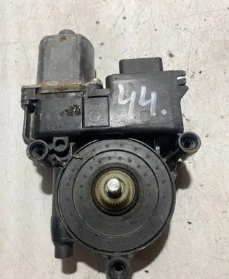Peugeot 308 Front door window regulator motor 9675467380 0130822743