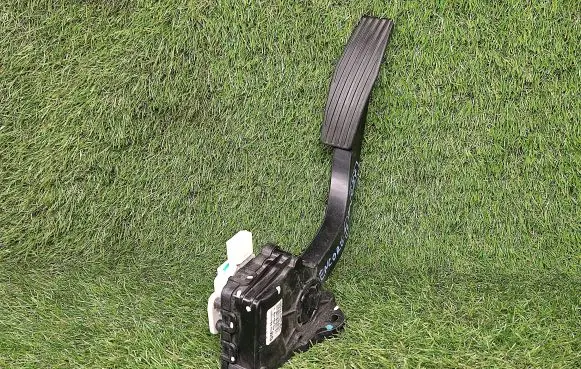 Buick Encore I Accelerator throttle pedal 96892406