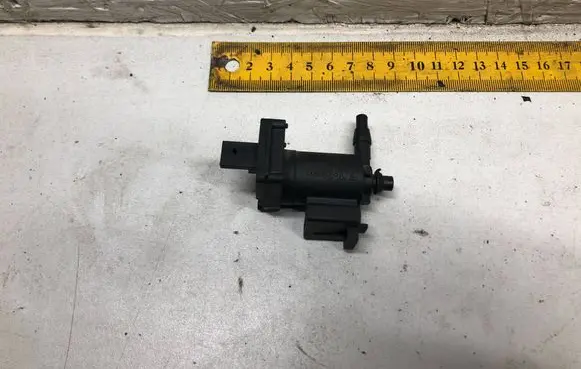 Mercedes-Benz C W203 Valve vacuum A2038000170