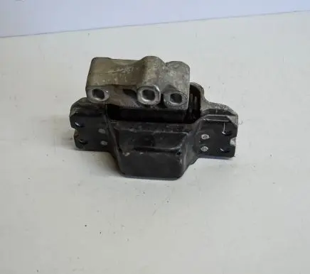 Volkswagen Tiguan Engine mount bracket 5N0199555