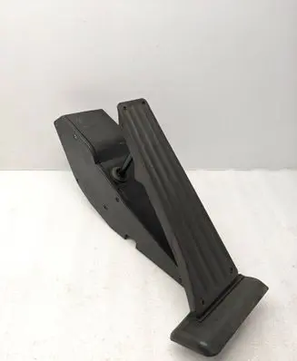 Accelerator throttle pedal