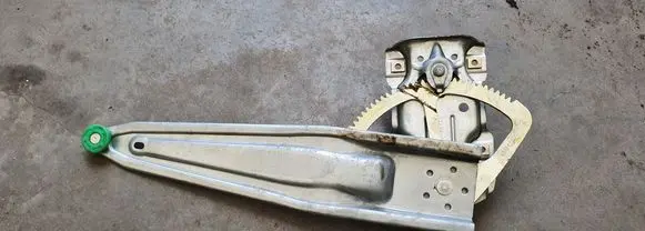 Toyota Yaris Rear window lifting mechanism without motor