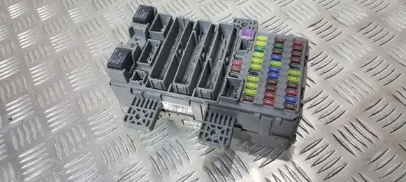 Honda Civic Fuse module 2RN0K9QP 37842RN E130K9QP