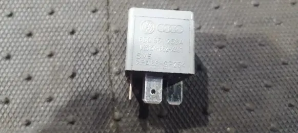 Volkswagen PASSAT B5.5 Other relay 8D0951253A V23134-B52-X301
