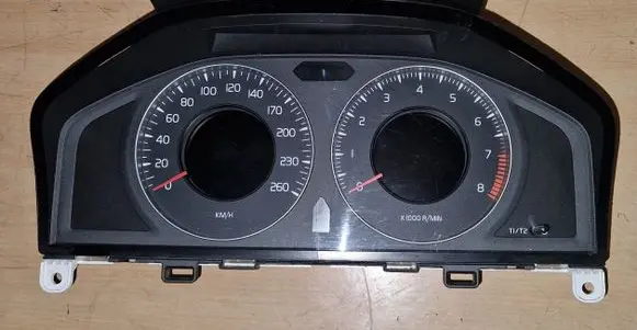 Volvo V70 Speedometer (instrument cluster) 31254534