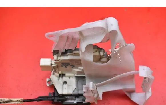 Volkswagen PASSAT CC Front door lock 3C1837015B