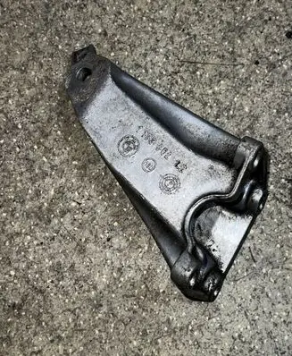 BMW 5 E34 Engine mounting bracket 1133362