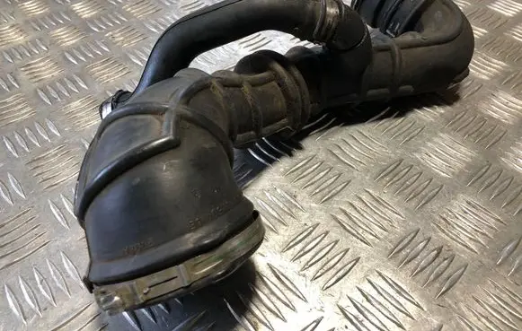 Ford Focus Breather hose/pipe 98FF6A886AD P108A