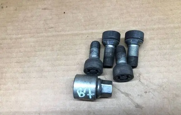Volkswagen PASSAT B7 Anti-theft wheel nuts and lock 