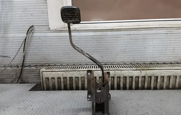 Opel Frontera B Brake pedal