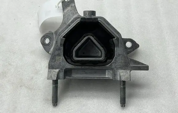 Opel Mokka B Engine mount bracket 9826551380