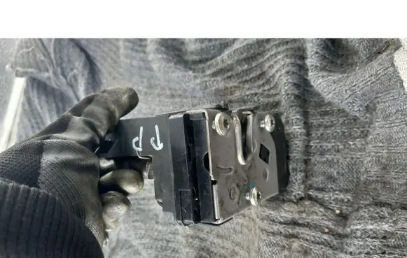 Opel Zafira B Front door lock 