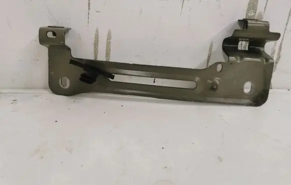 Audi Q7 4M Fender mounting bracket 4M0821431