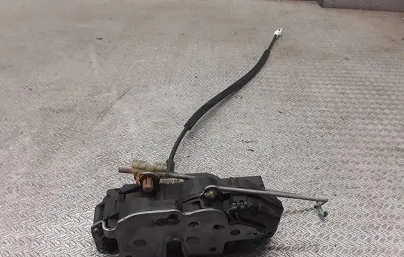 Opel Insignia A Front door lock 13503149