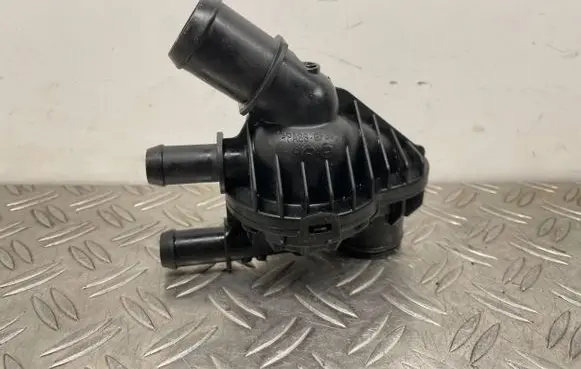 Ford Focus Thermostat/thermostat housing GN1G9K478BA