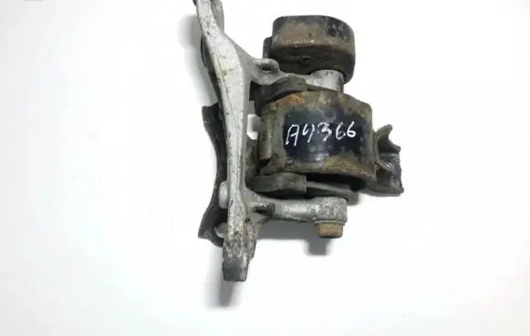 Honda CR-V Engine mount bracket