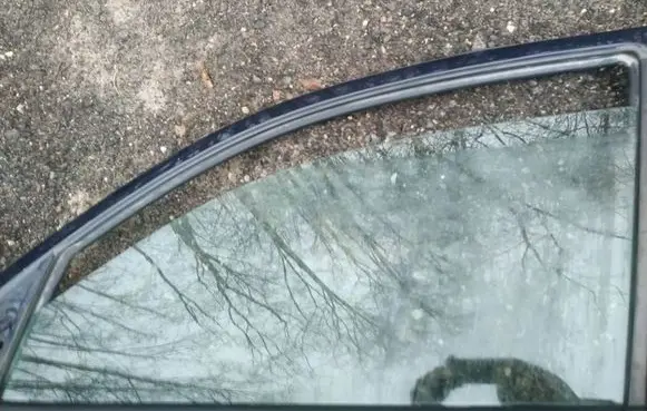 Mazda 2 Front door window glass four-door as2