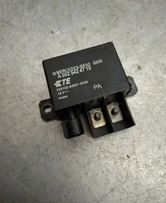 Mercedes-Benz E W211 Charging relay A0025424719 V23132A20013020