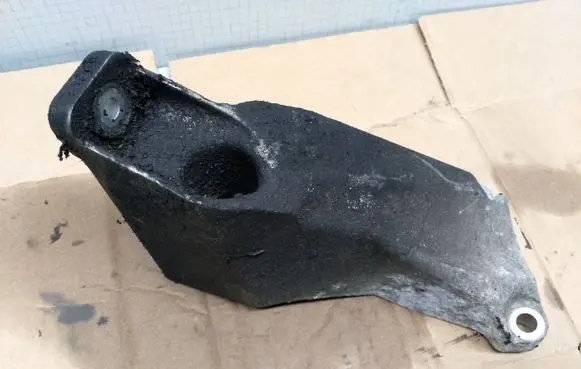 Volkswagen PASSAT B5.5 Engine mounting bracket 8D0199307P