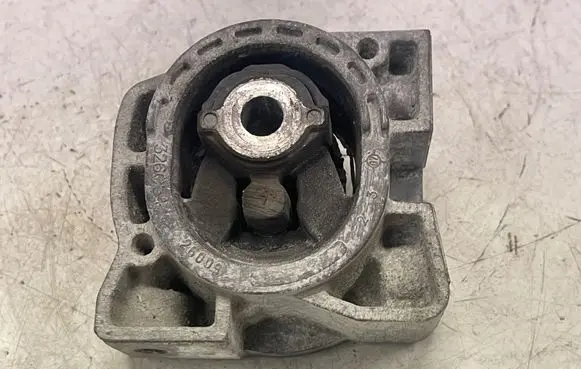 Mercedes-Benz A W169 Engine mount bracket A1692401018