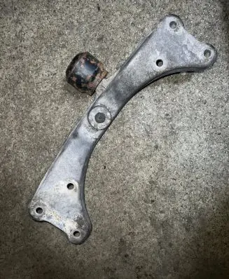 Gearbox mounting bracket