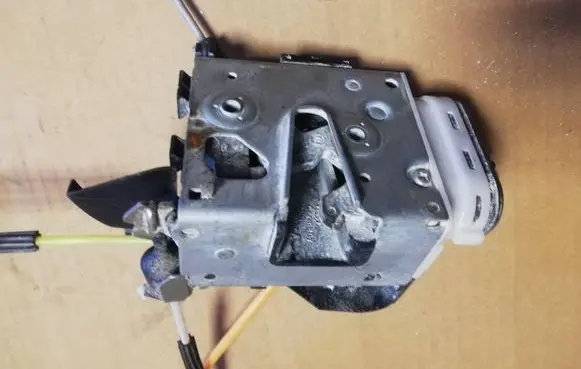 Audi A4 S4 B5 8D Rear door lock 8D0839015A