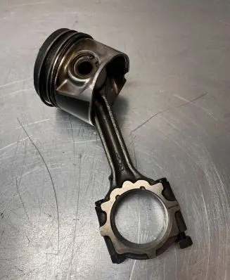 Nissan Navara D40 Piston with connecting rod