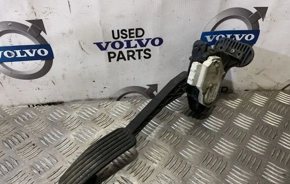 Volvo V70 Accelerator throttle pedal 30683516