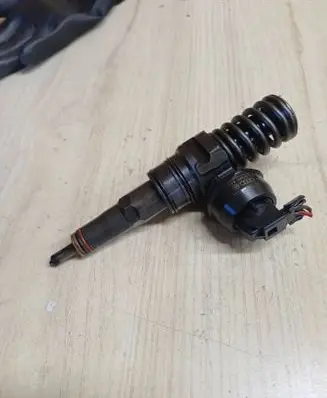 Seat Alhambra (Mk1) Fuel injector 038130073BJ