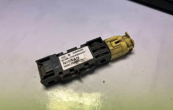 Nissan Micra Airbag deployment crash/impact sensor 0285003023