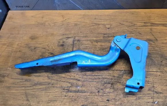 Engine bonnet/hood hinges