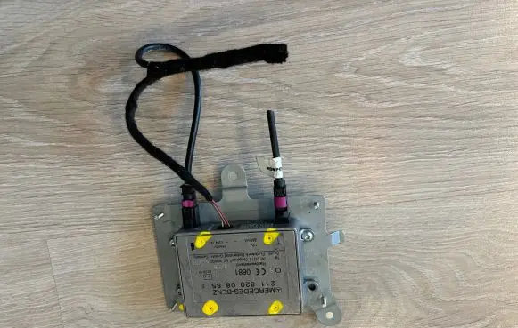 Mercedes-Benz E W211 Antenna control unit 2118200885 A2118200885
