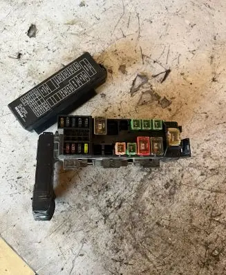 Nissan Primera Fuse box set 24382AU010 71543266