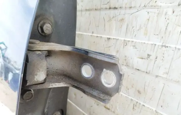 Peugeot 107 Front door upper hinge