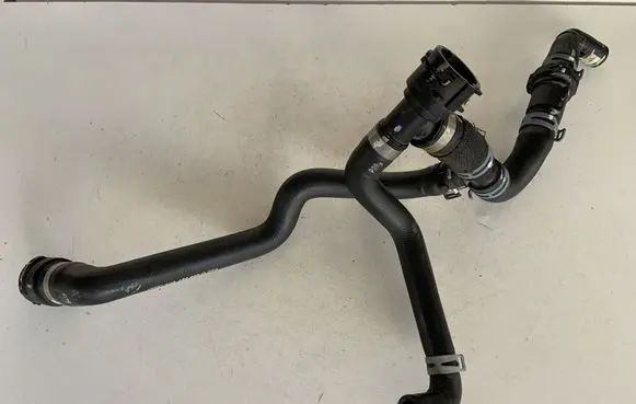 Engine coolant pipe/hose