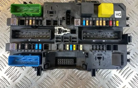 Opel Zafira B Fuse module 13206759 5DK00866952