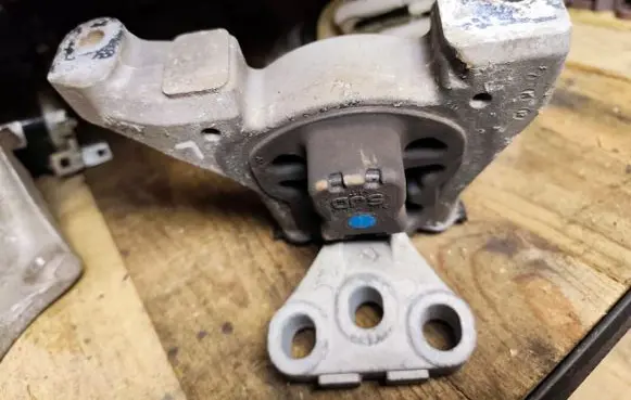 Honda FR-V Engine mount bracket