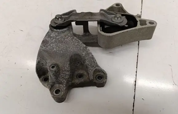 Mercedes-Benz CLA C117 X117 W117 Engine mount bracket A2462401109