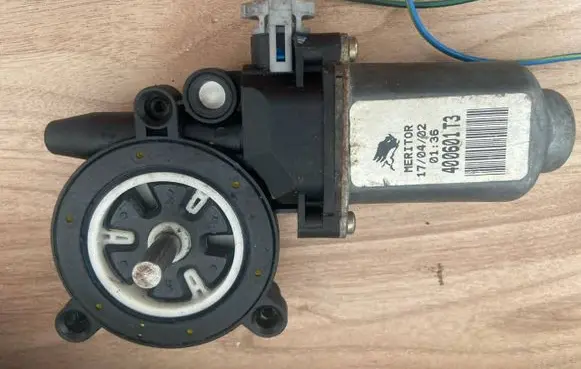 Nissan Almera Tino Front door window regulator motor 400601T3