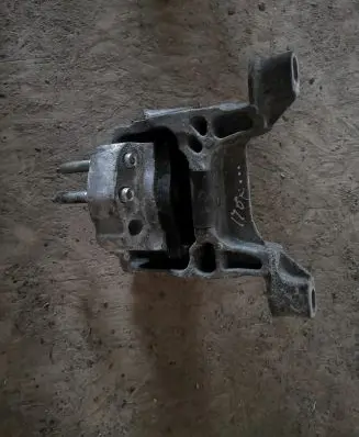 Mazda 6 Engine mounting bracket