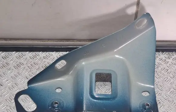 Fiat 500E Fender mounting bracket