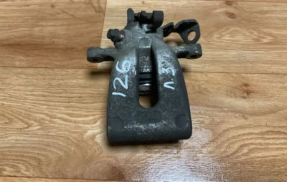 Opel Zafira B Rear brake caliper